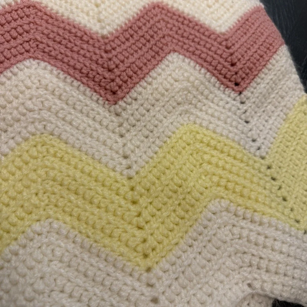 Vtg Baby Afghan Blanket in pink, white, yellow, blue - handmade Zig-zag‎